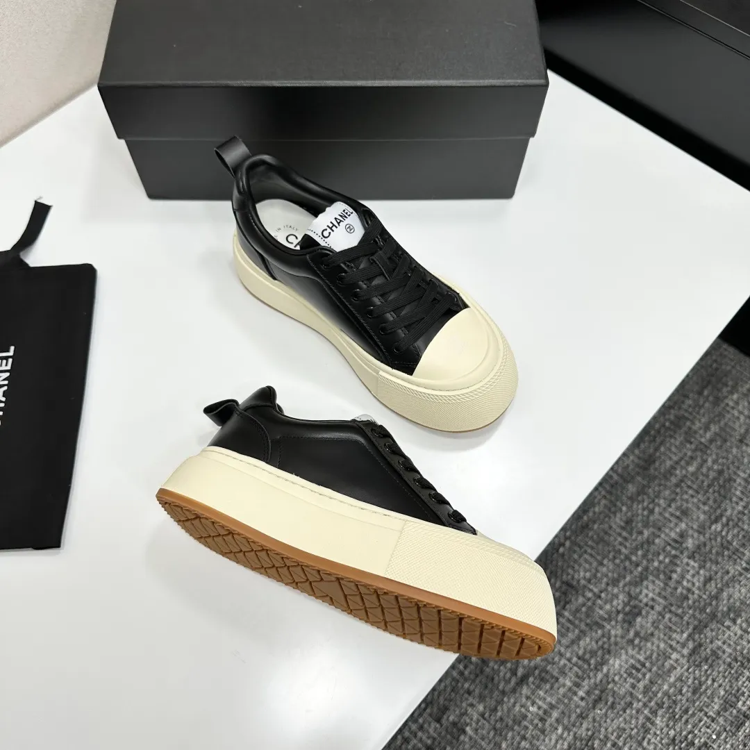 👟👟Ex-factory price 560👟👟Chanel Panda Shoes! 2025 counter's top casual sports shoes. This classic design; the upper is electro-embroidered with a variety of techniques; the outsole is fashionable and sporty; the unusual inclusion of a variety of color matching elements... The diversified mix and match is very good-looking and versatile, and can be used for leisure, fashion, sports, and outdoor... ꫛꫀꪝ Go➫ Materials: ❶Upper made of: original imported first-layer silk cowhide + original waterproof cloth + original first-layer cowhide ❷Inner lining: Breathable mesh ❸ Outsole based on: original TPU combination outsole, full set of boutique packaging for women 35–41